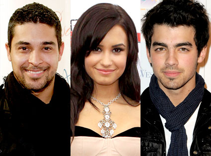 Wilmer Valdaraama, Demi Lovato, Joe Jonas Wilmer Valdaraama, Demi Lovato, Joe Jonas